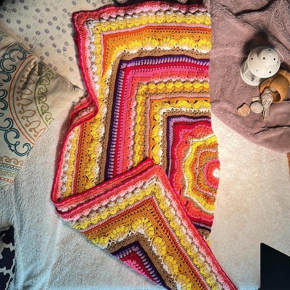Handmade crochet square blanket - Picture 4 of 4